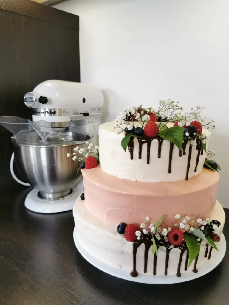Hochzeitstorte mit Beeren, Schokodrip und Schleierkraut