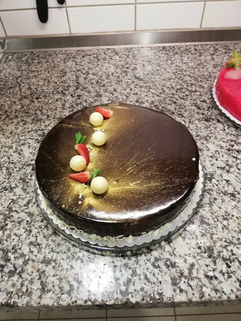 Schoko Mirror glaze Torte mit gold