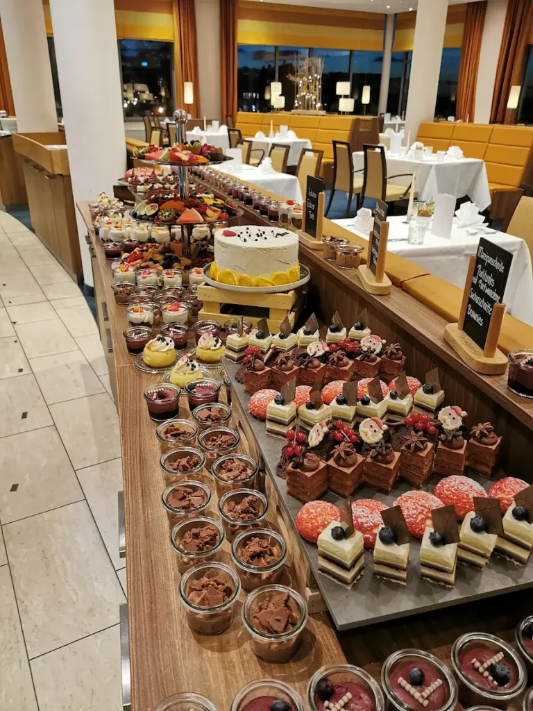 Weihnachten Dessertbuffet, Torte, Törtchen, Mousse