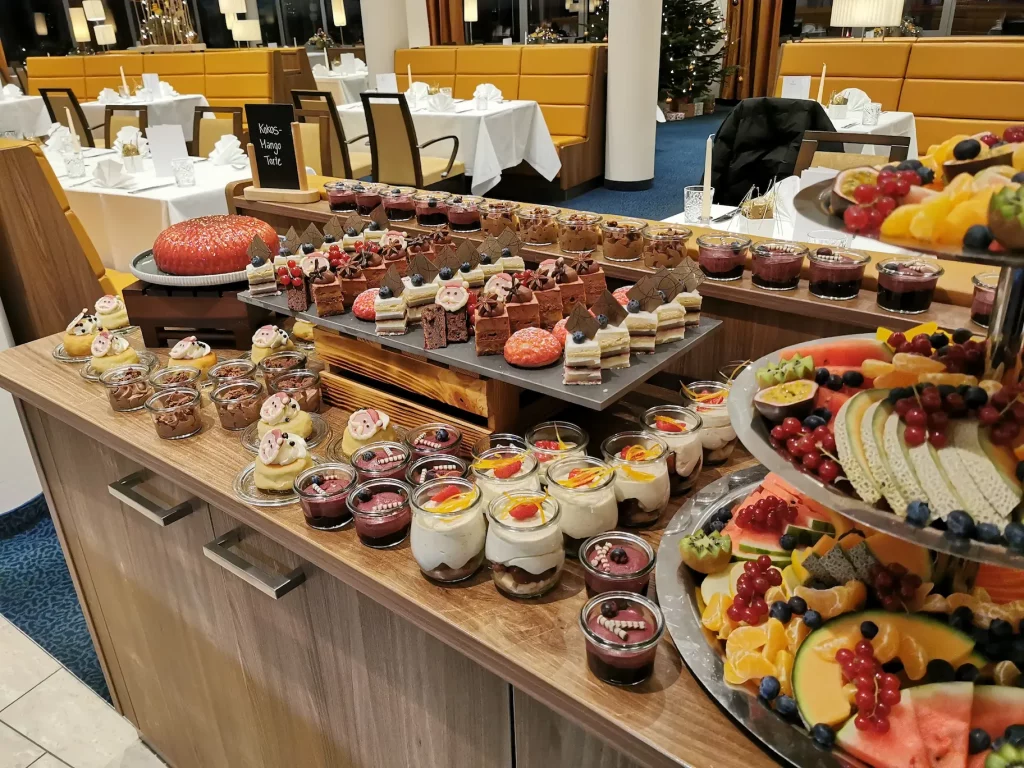 Dessert-Buffet mit Obst Weihnachten