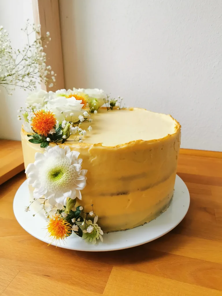 Hochzeitstorte einstöckig, semi-naked, creme, gold, blumen