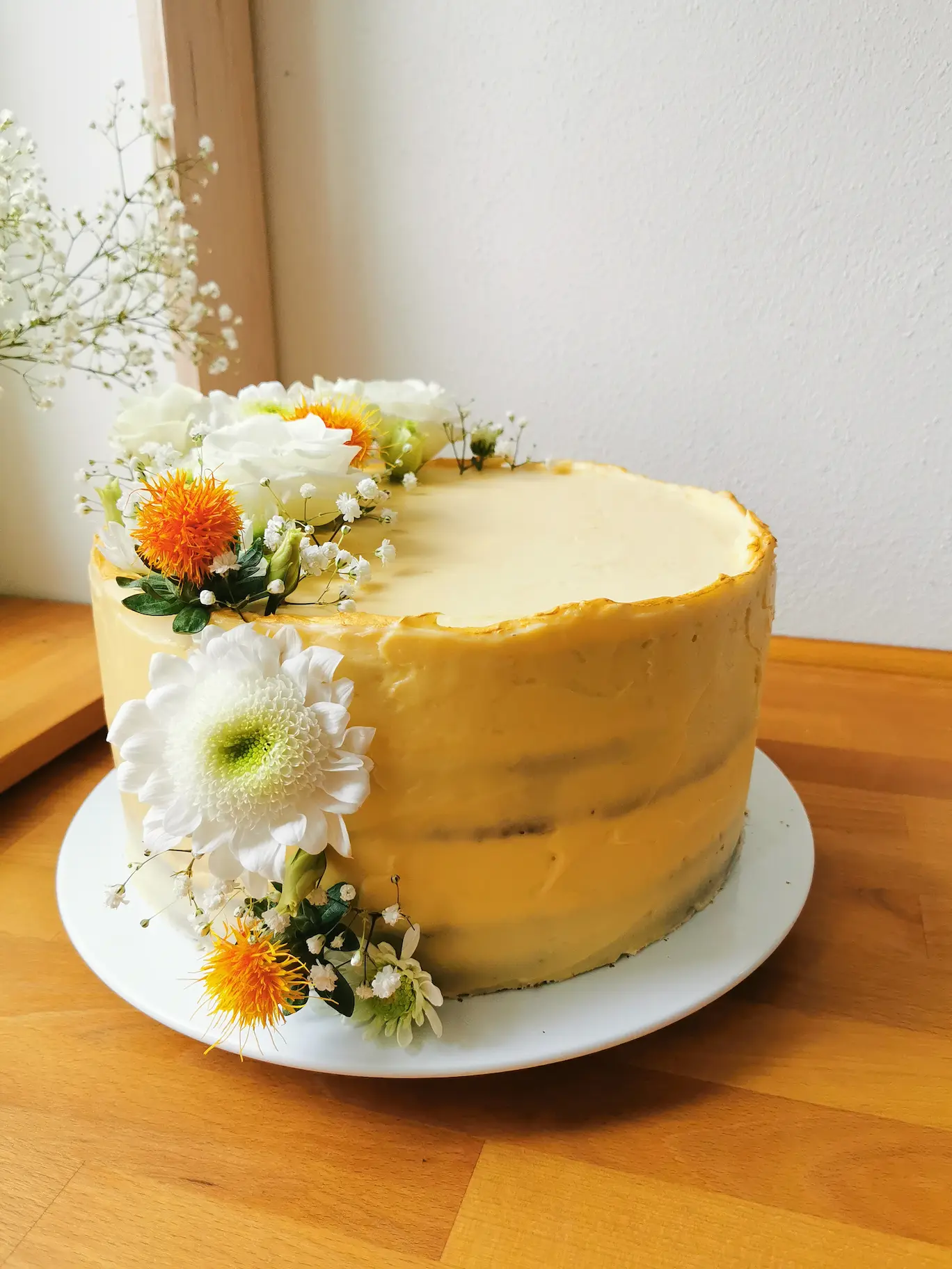 Hochzeitstorte einstöckig, semi-naked, creme, gold, blumen