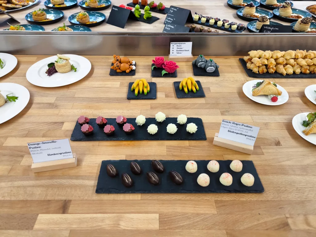 Patisserie Buffet Mit Pralinen, Marzipanfiguren und Blätterteig