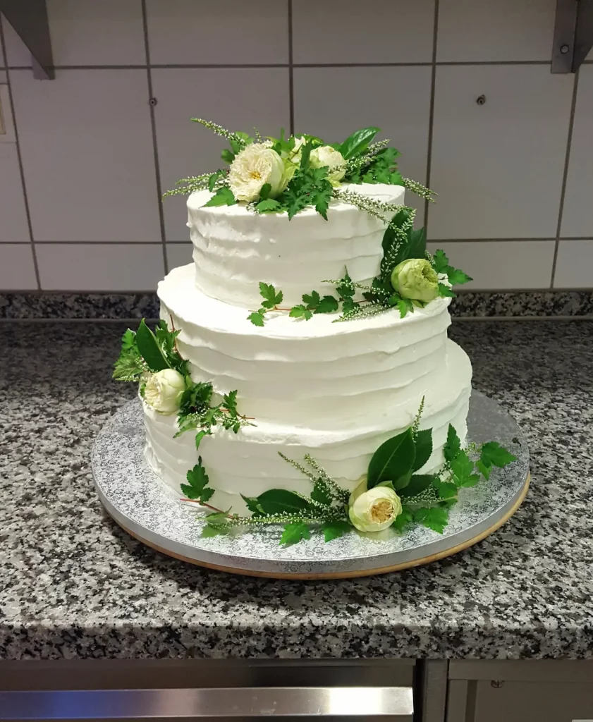 3-etagige Hochzeitstorte, weiß grün mit Blumen