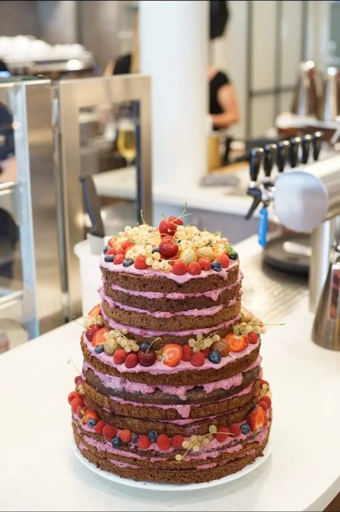 3-stöckige naked cake Hochzeitstorte Schoko Beeren