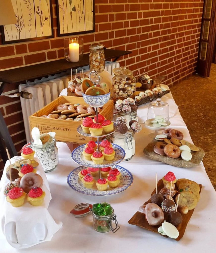 Sweet table mit cupcakes, cakepops, donuts, cookies